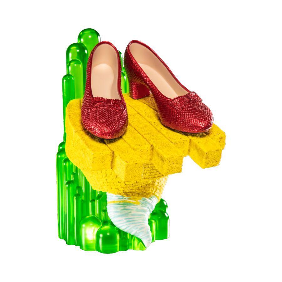 Wizard of Oz – Scaled Ruby Slippers Statuette on light-up Stand – additional product view