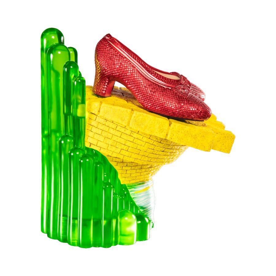 Wizard of Oz – Scaled Ruby Slippers Statuette on light-up Stand – additional product view