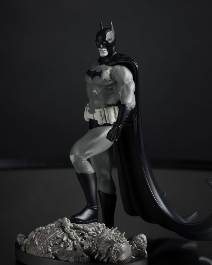 Batman Black & White – Batman by Bjorn Barends Resin Statue – product image 4