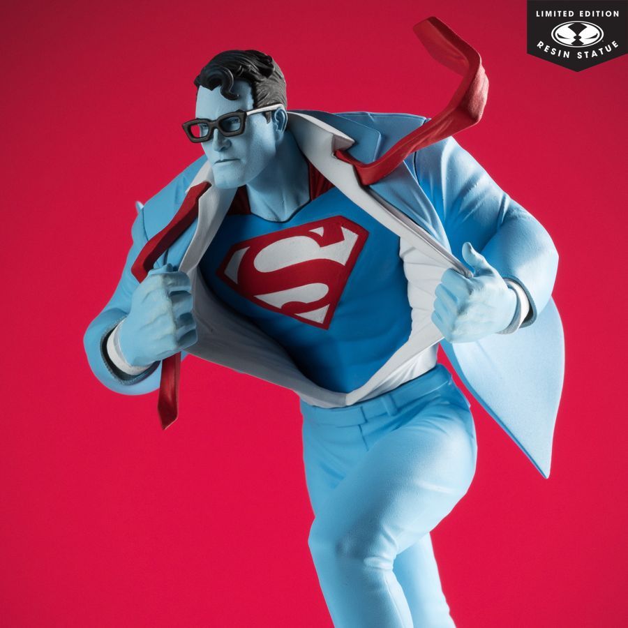 DC Comics – Superman Red & Blue by Clayton Henry Resin Statue – product image 7