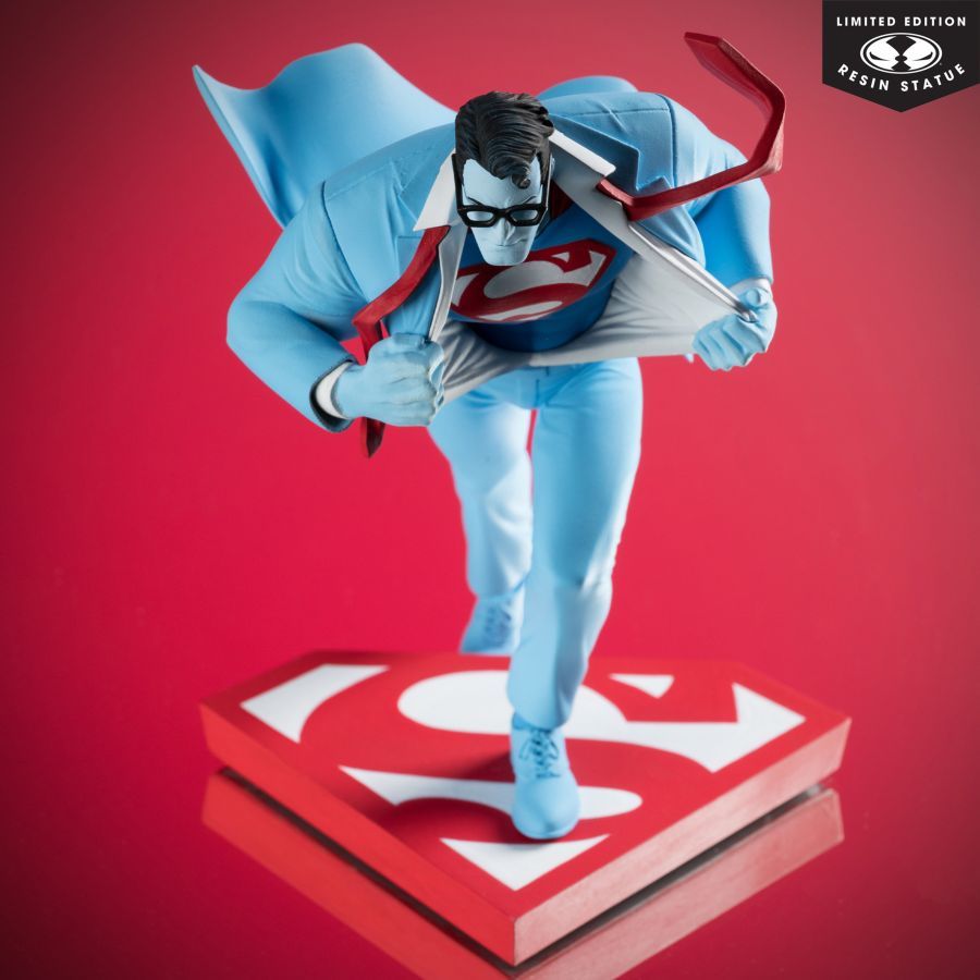 DC Comics – Superman Red & Blue by Clayton Henry Resin Statue – product image 8