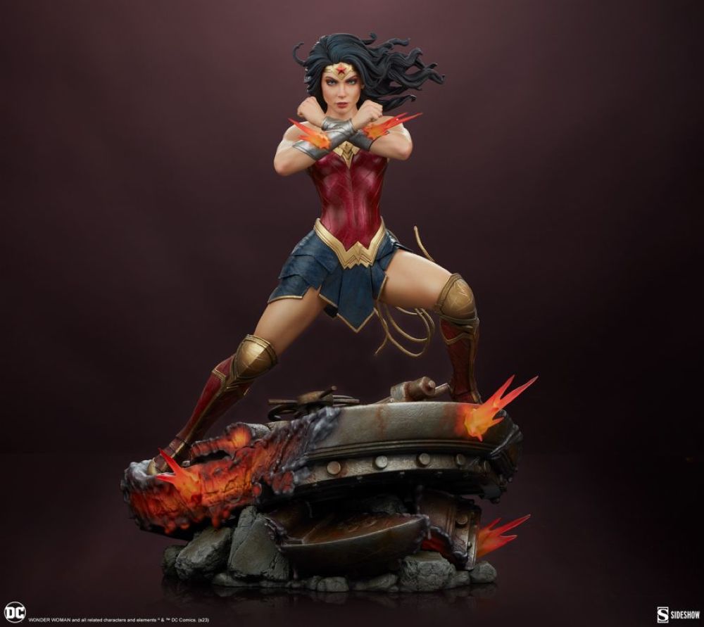 Wonder Woman – Saving The Day Premium Format Statue – additional product view