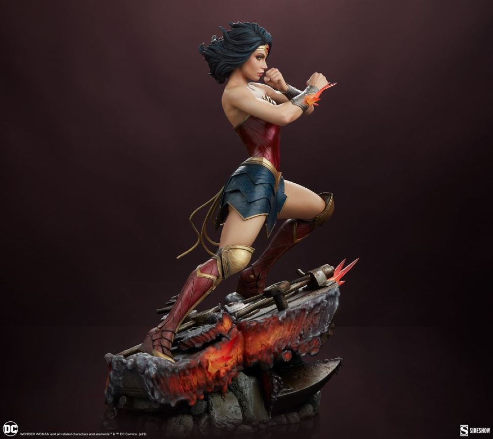 Wonder Woman – Saving The Day Premium Format Statue – additional product view